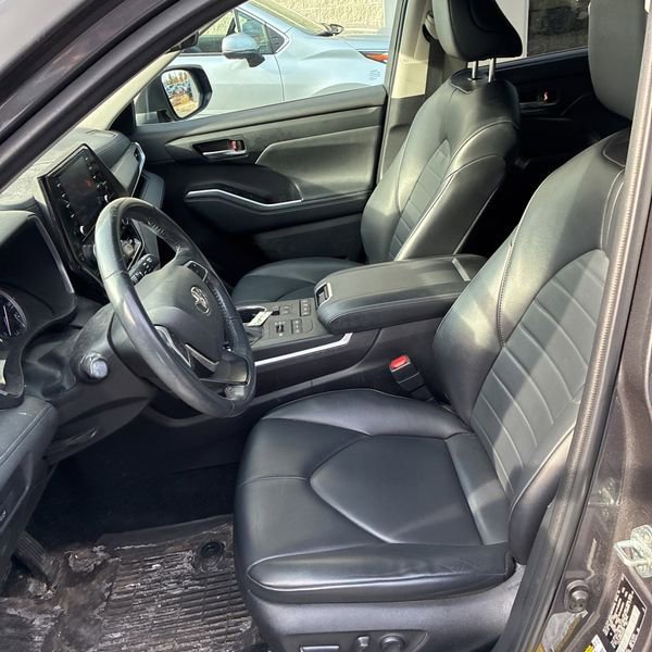 Used 2022 Toyota Highlander XLE image 7