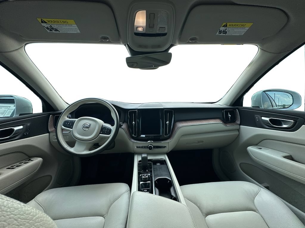 Used 2022 Volvo XC60 B5 Momentum w/ Climate Package FWD image 9