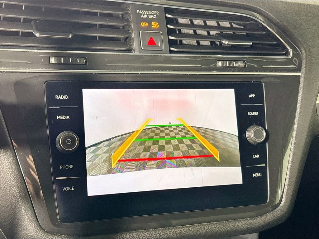 Used 2018 Volkswagen Tiguan SE w/ Panoramic Sunroof Package image 16