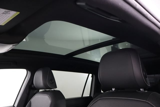 Used 2023 Volkswagen Tiguan SE R-Line FWD image 33