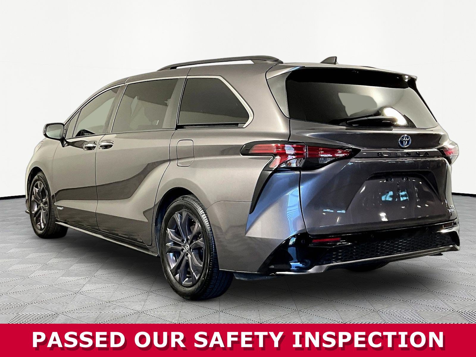 Used 2021 Toyota Sienna XSE FWD image 4