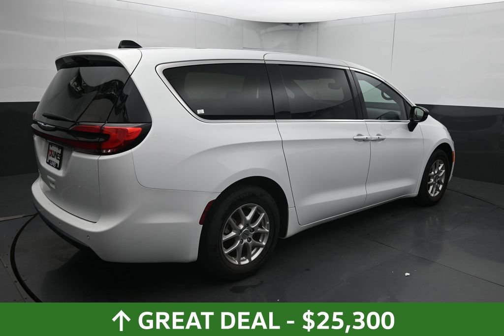 Used 2025 Chrysler Pacifica Select FWD image 13