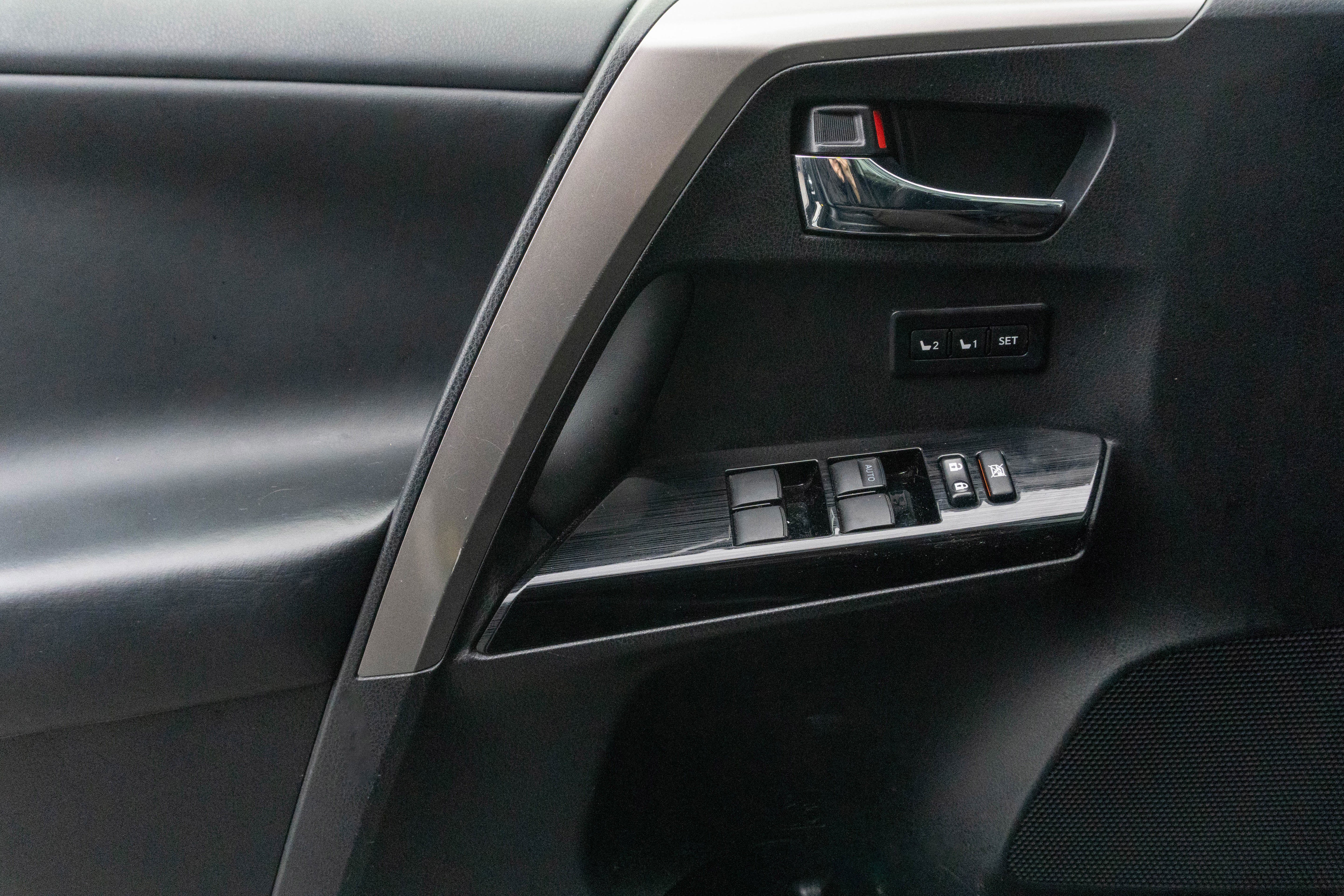 Used 2018 Toyota RAV4 Limited image 30