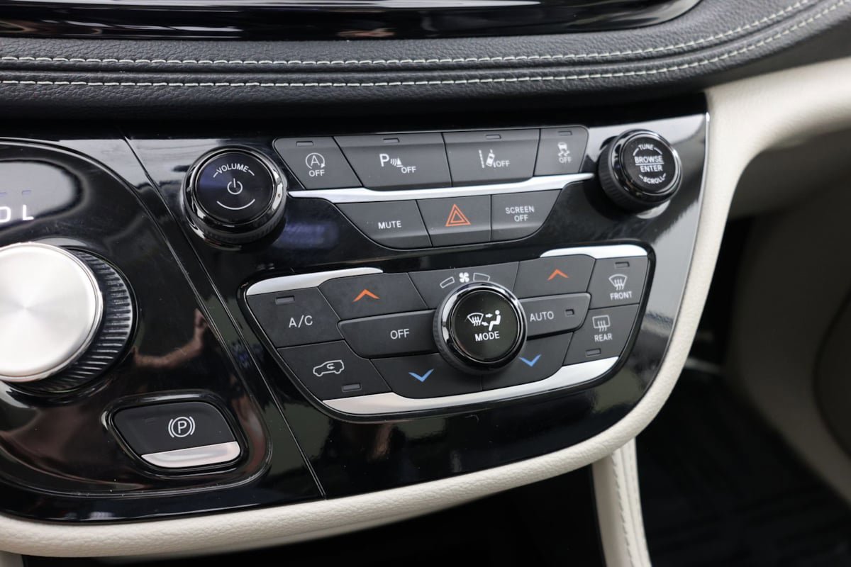 Used 2024 Chrysler Pacifica Limited FWD image 31