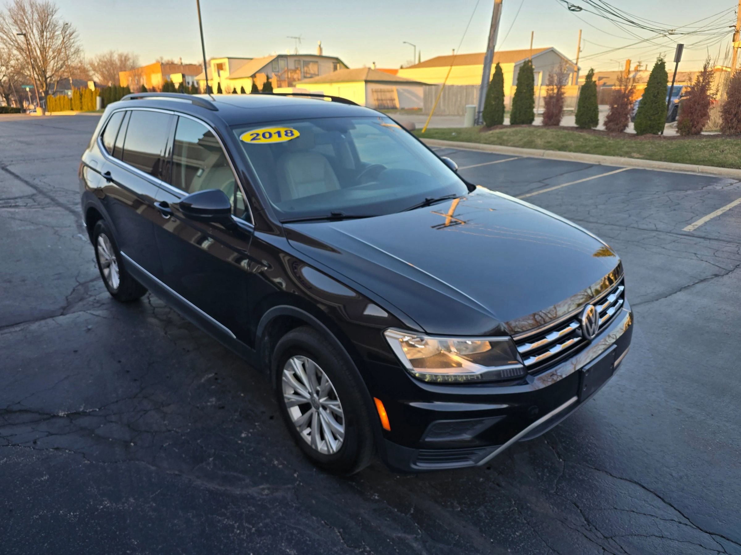 Used 2018 Volkswagen Tiguan SE w/ Panoramic Sunroof Package image 9