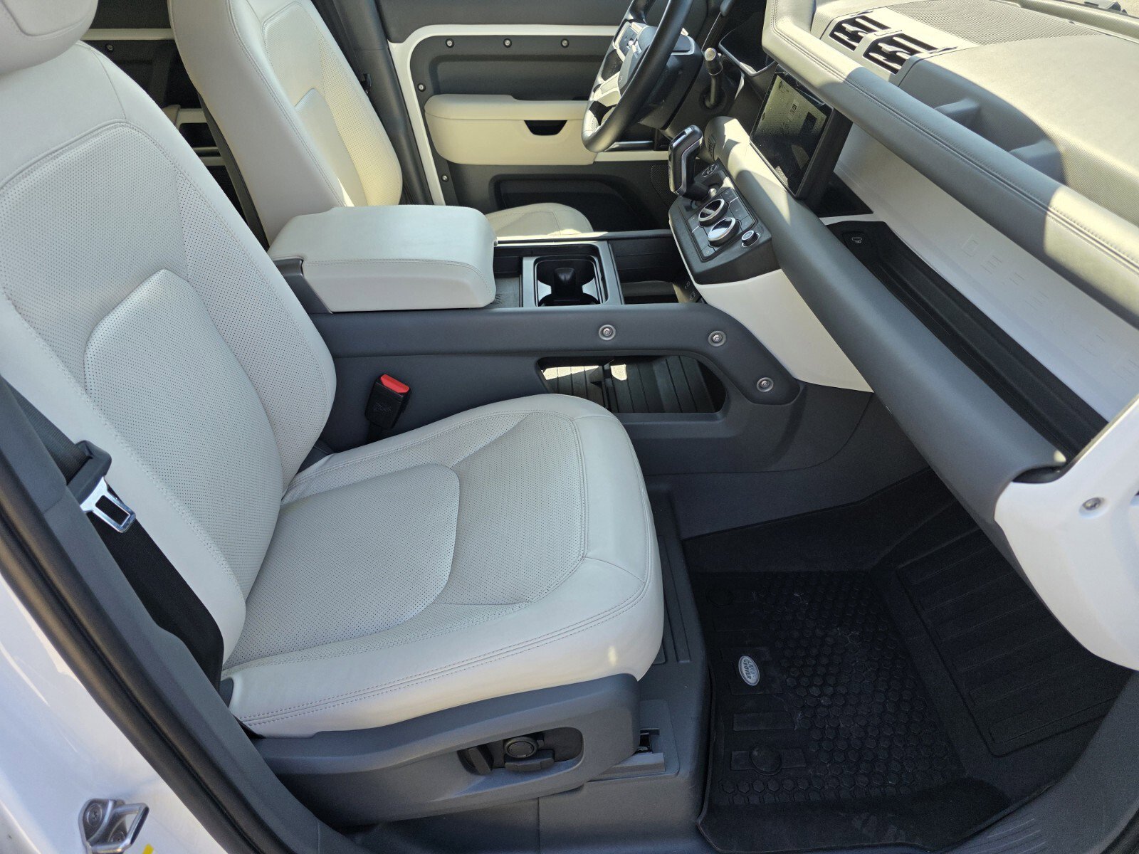 Used 2023 Land Rover Defender 110 SE AWD/4WD image 3