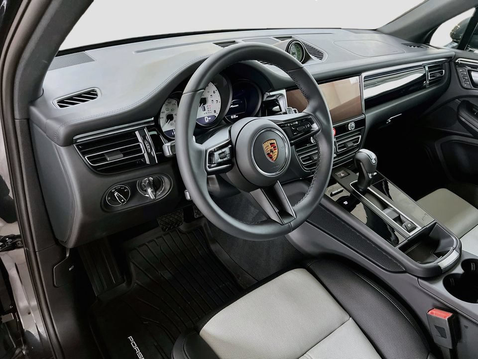 New 2026 Porsche Macan AWD/4WD image 4