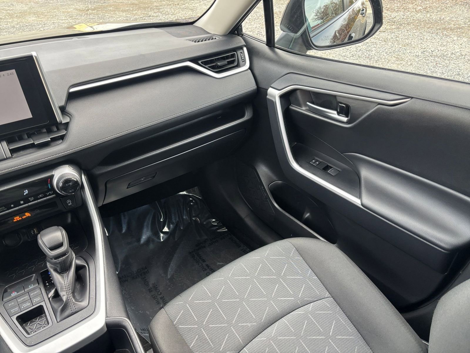 Used 2025 Toyota RAV4 XLE image 31