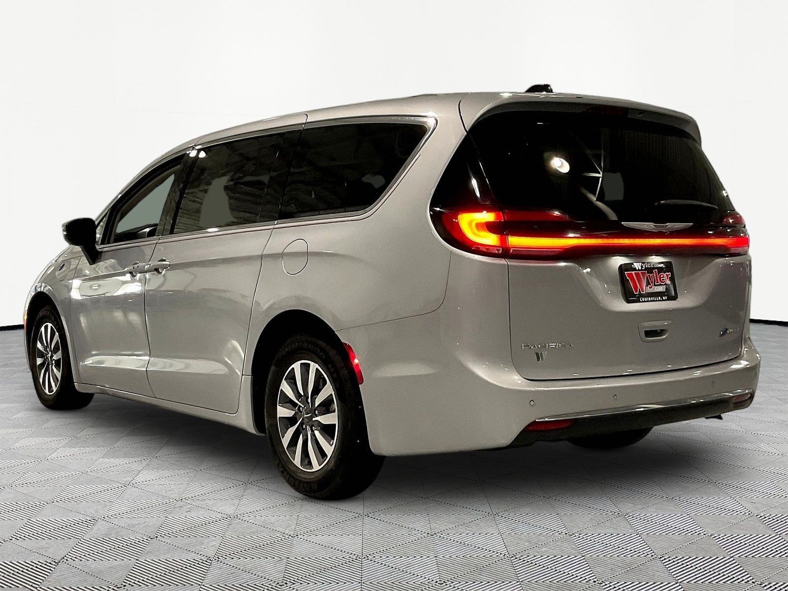 Used 2023 Chrysler Pacifica Touring-L FWD image 4