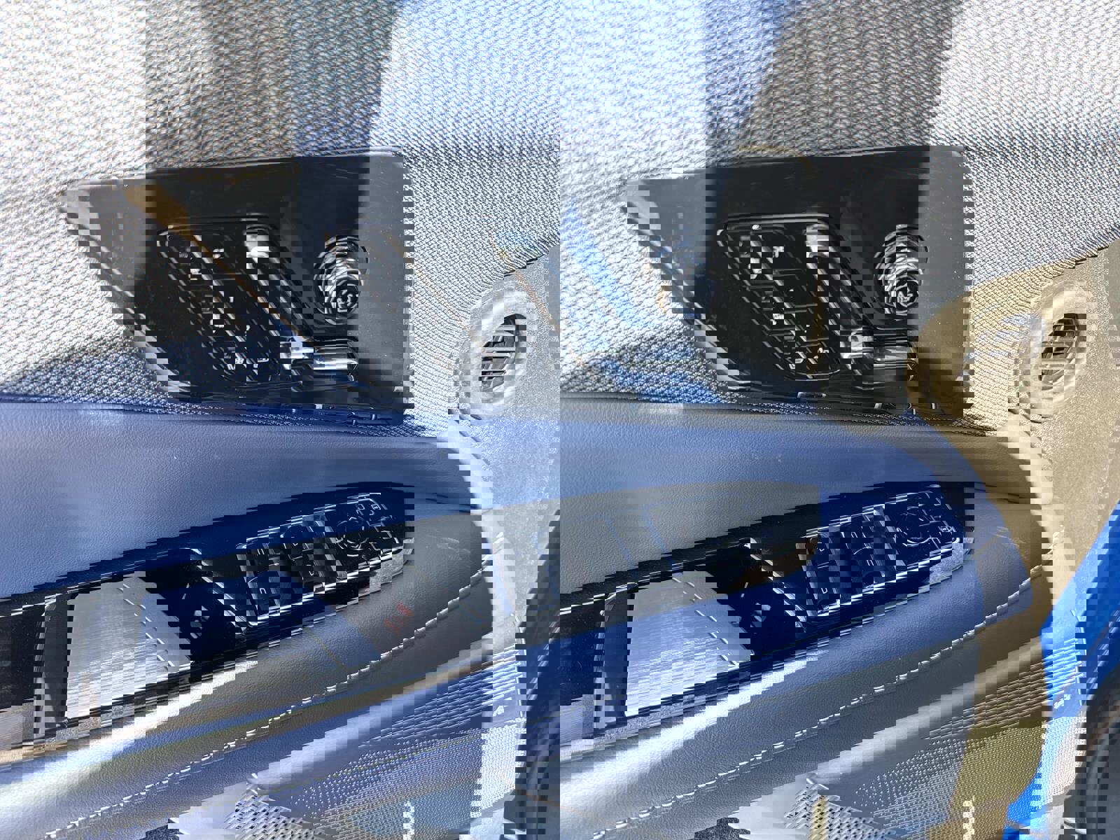 New 2026 Cadillac Optiq Luxury 2 image 18