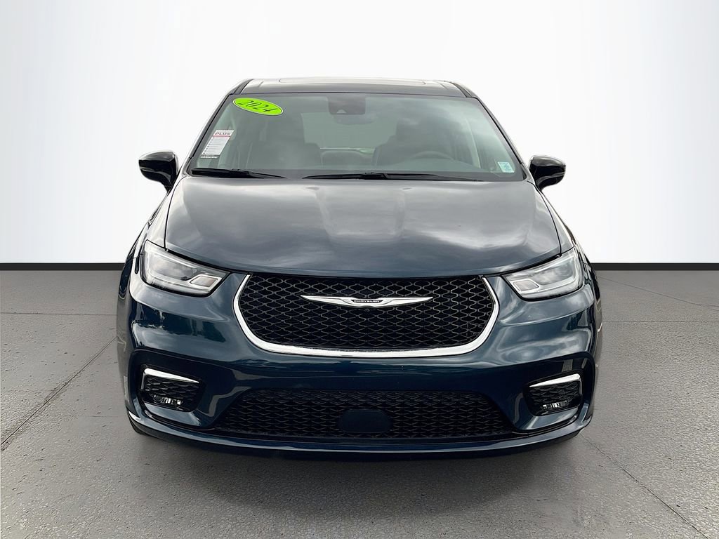 Certified 2024 Chrysler Pacifica Limited image 2