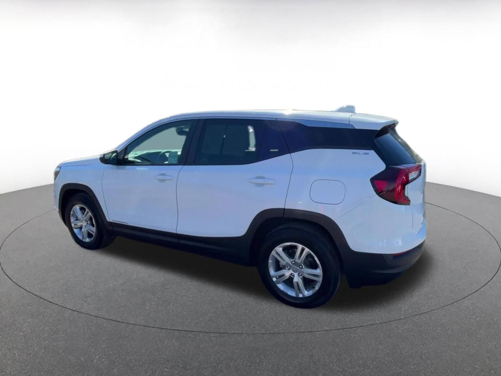 Used 2024 GMC Terrain SLE image 10