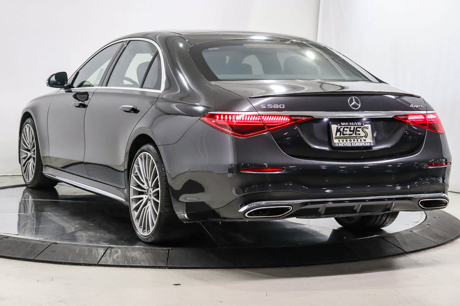 Used 2023 Mercedes-Benz S 580 4MATIC Sedan image 4