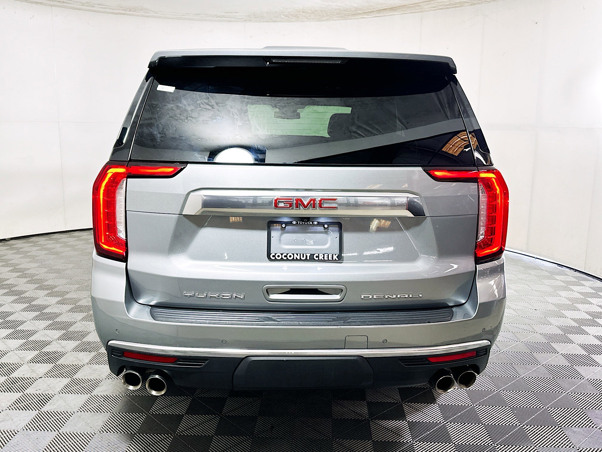 Used 2023 GMC Yukon Denali RWD image 4