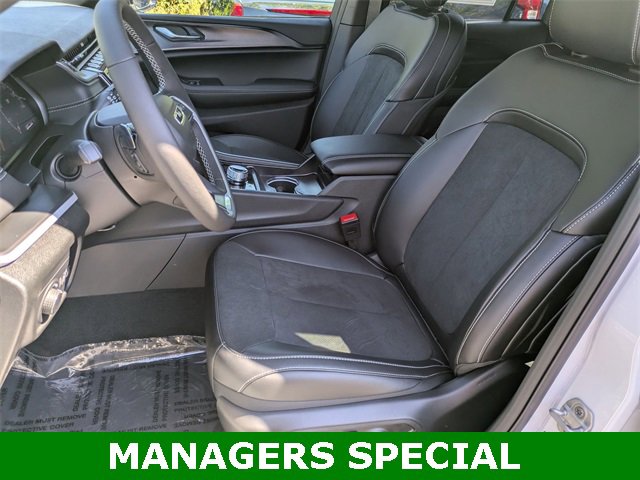 New 2025 Jeep Grand Cherokee Altitude image 11