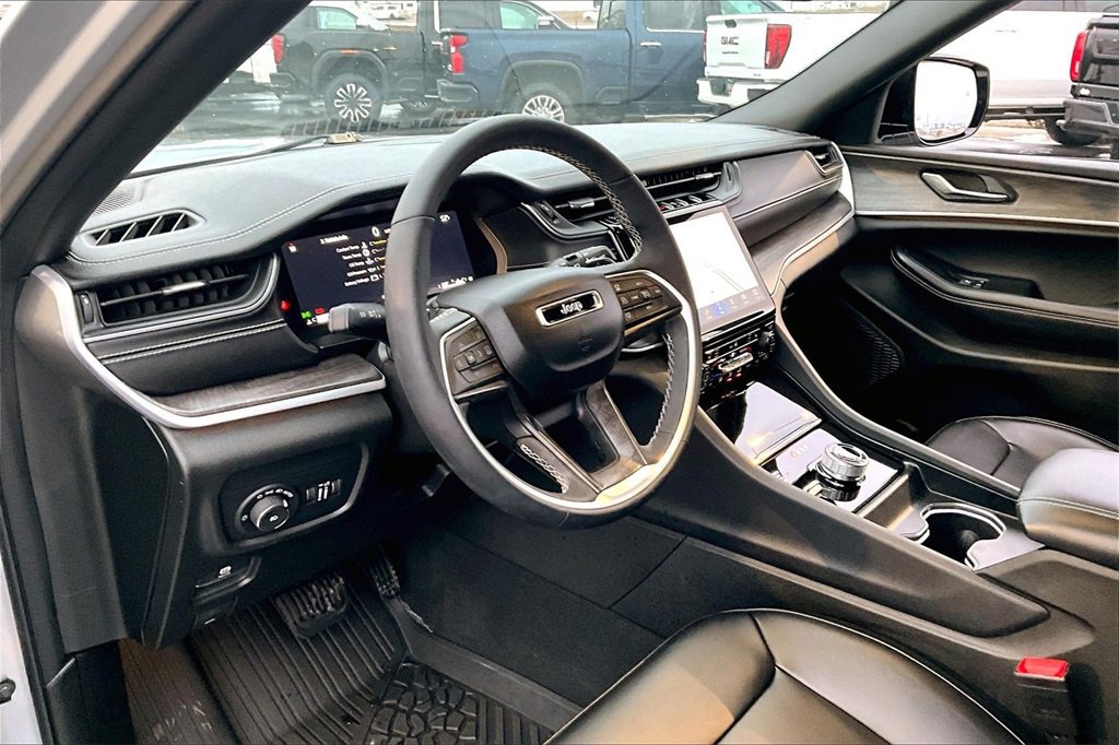 Used 2025 Jeep Grand Cherokee Limited w/ Black Appearance Package image 14