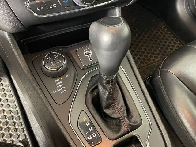 Used 2019 Jeep Cherokee Trailhawk AWD/4WD image 9