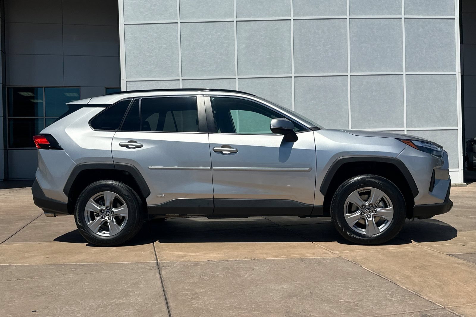 Used 2023 Toyota RAV4 LE AWD/4WD video 3