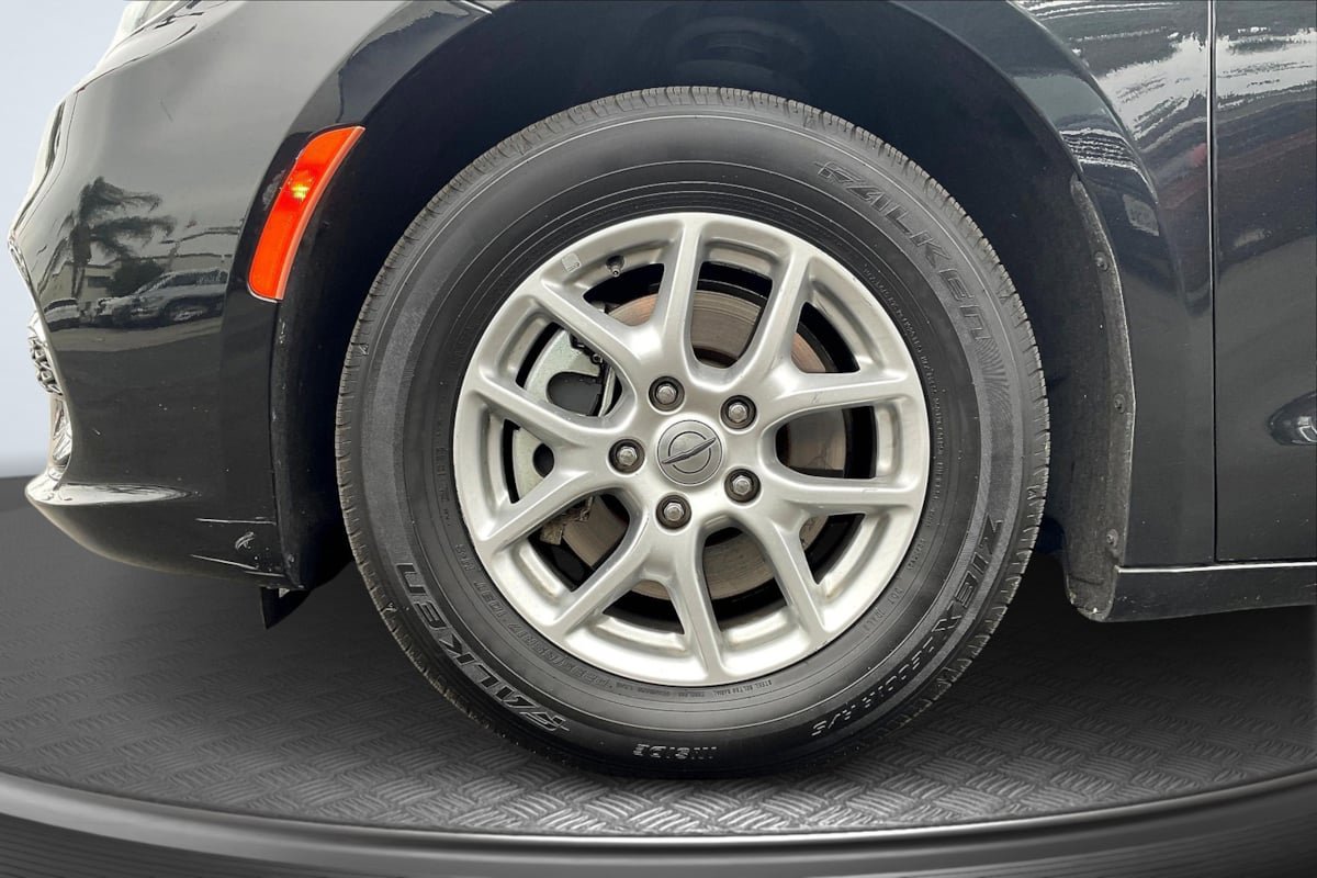 Used 2022 Chrysler Pacifica Touring-L FWD image 9