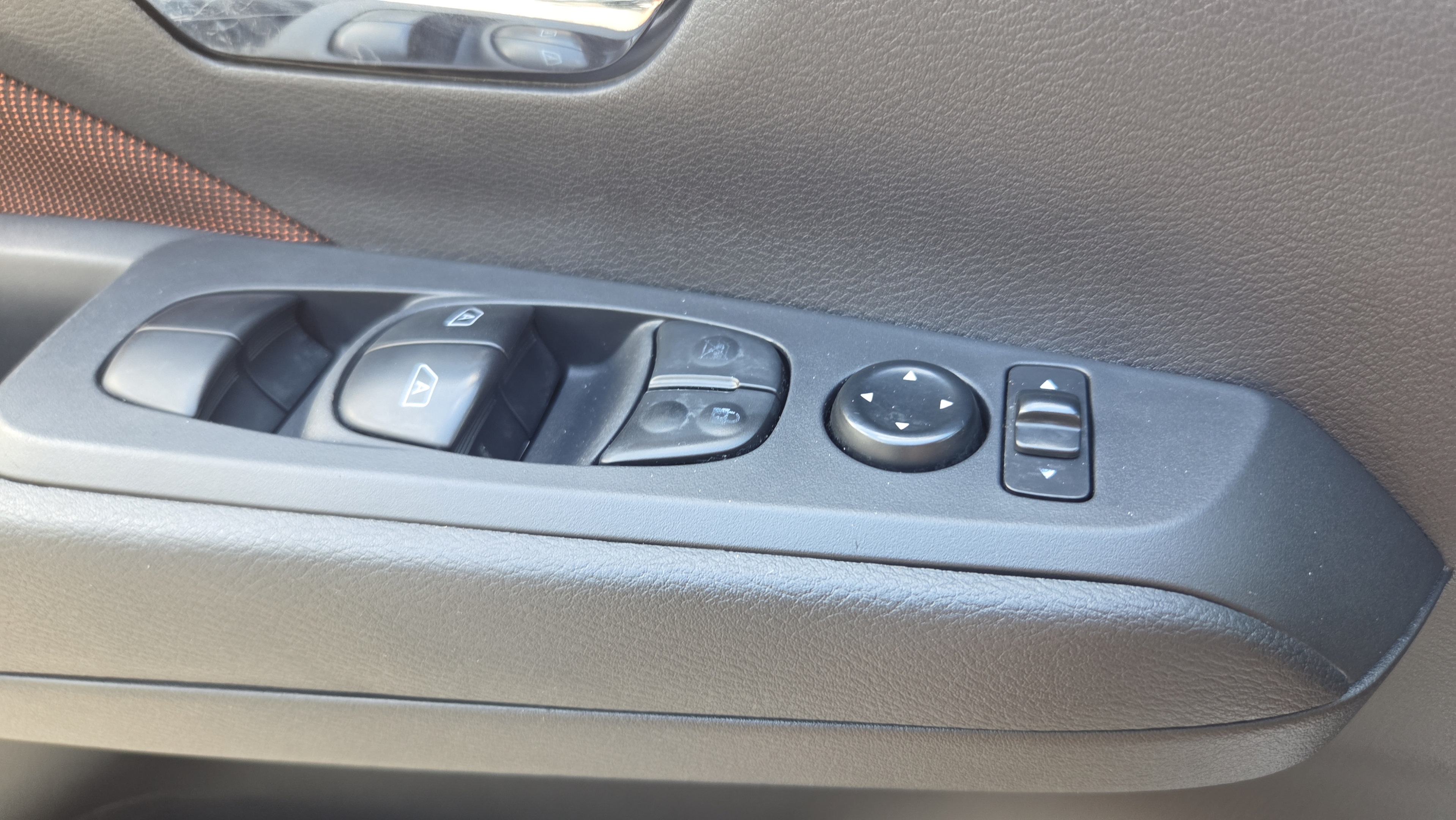 Used 2024 Nissan Kicks SR FWD image 26