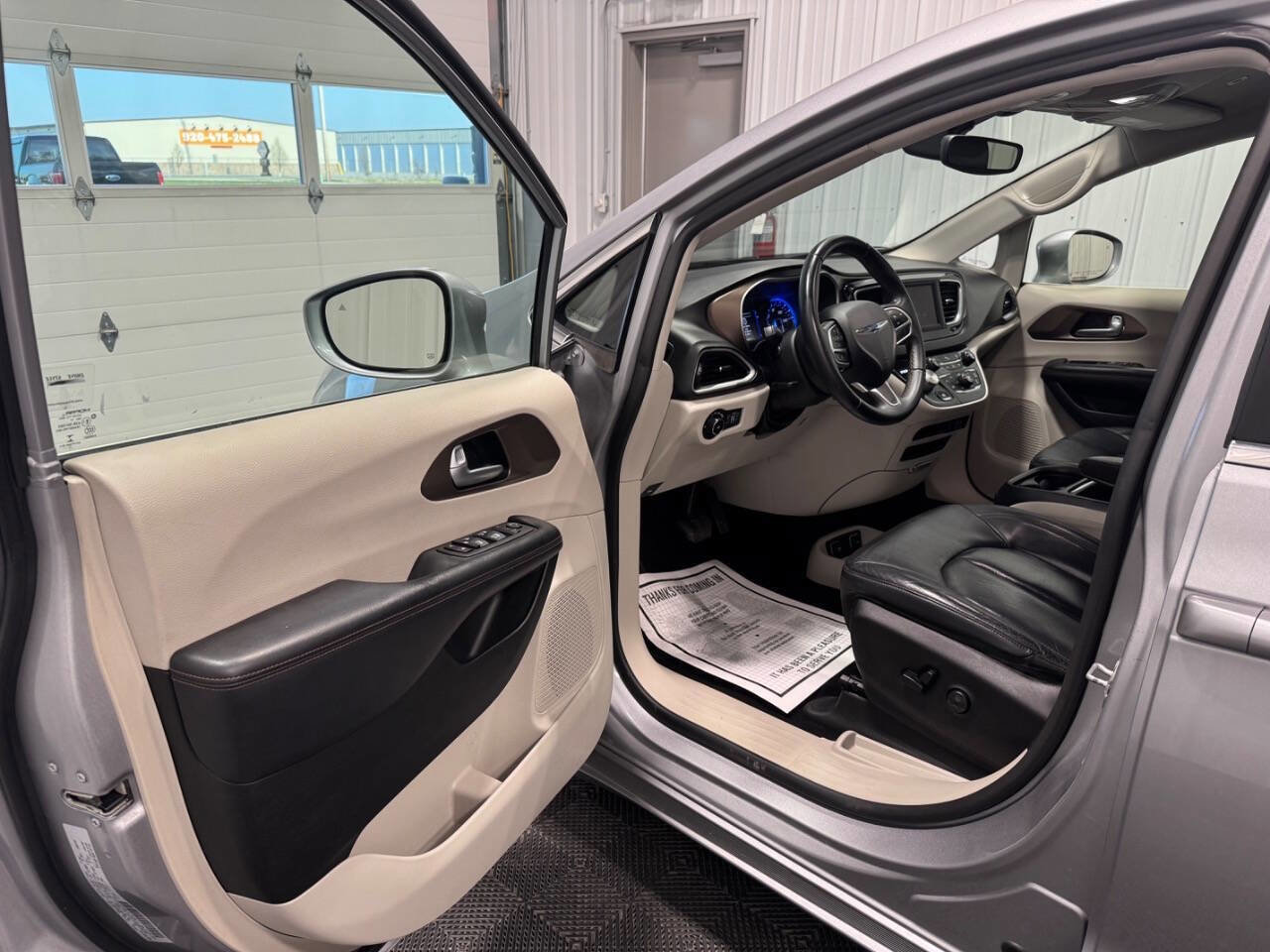 Used 2018 Chrysler Pacifica Touring-L FWD image 10