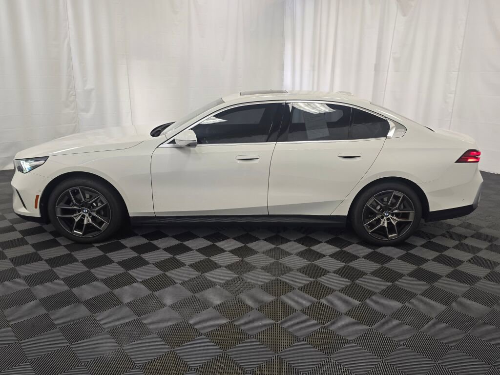 Used 2026 BMW 530i xDrive w/ Premium Package image 4