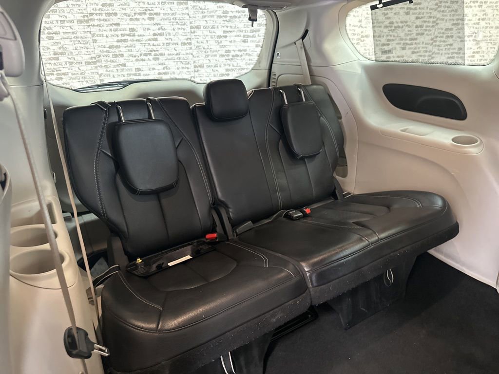Used 2022 Chrysler Pacifica Touring-L image 13