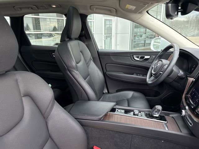 Used 2022 Volvo XC60 B5 Momentum image 35