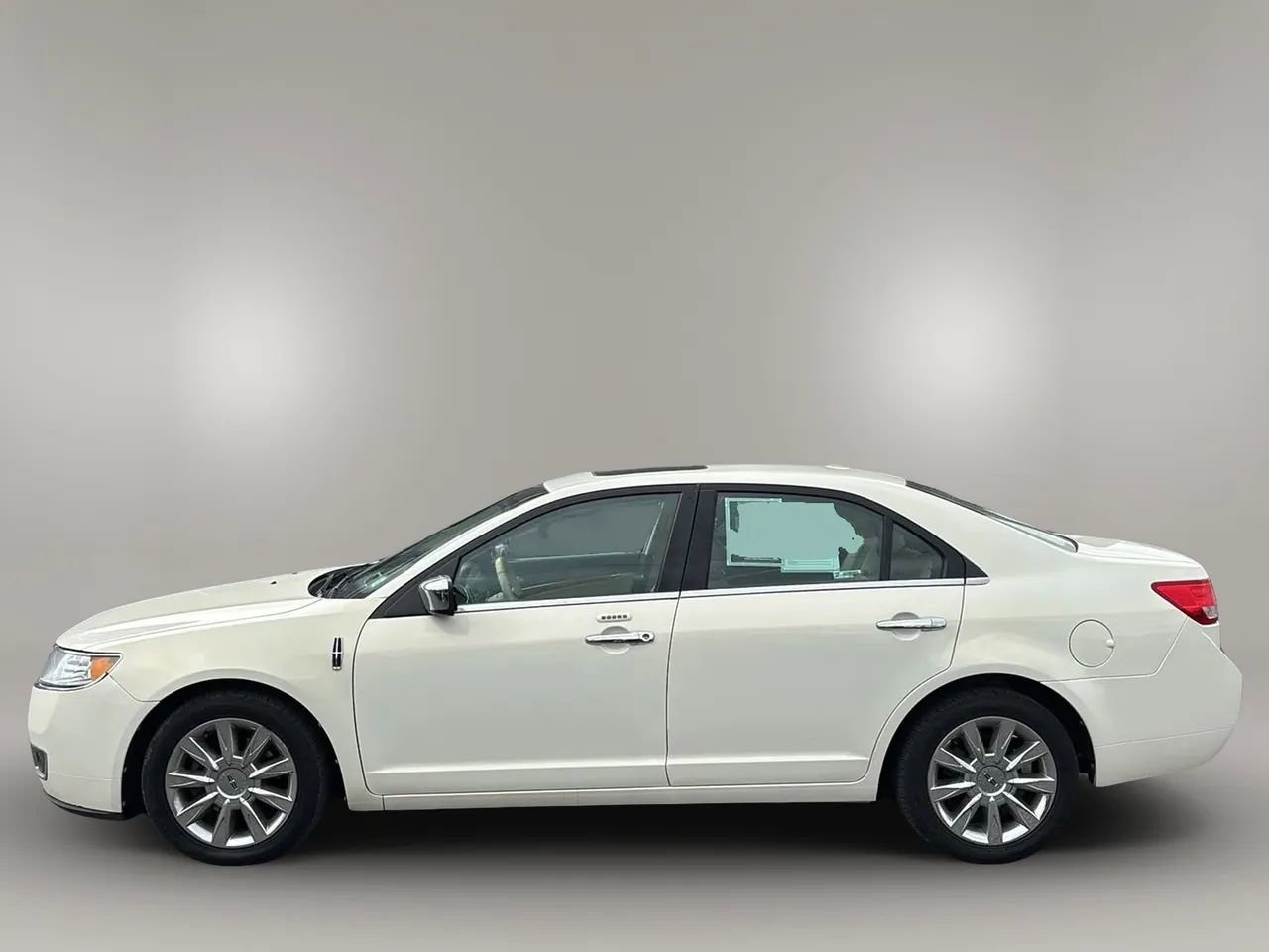 Used 2012 Lincoln MKZ FWD image 2
