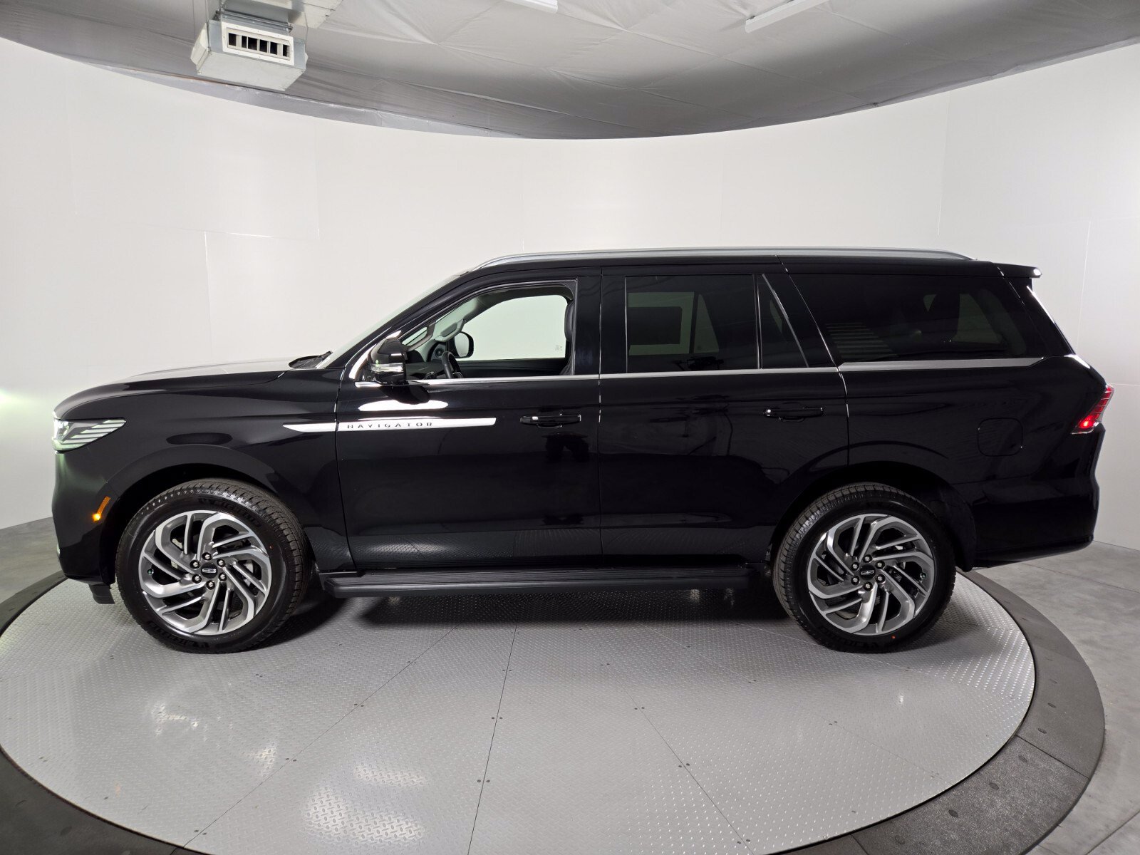 New 2026 Lincoln Navigator Premiere AWD/4WD image 8
