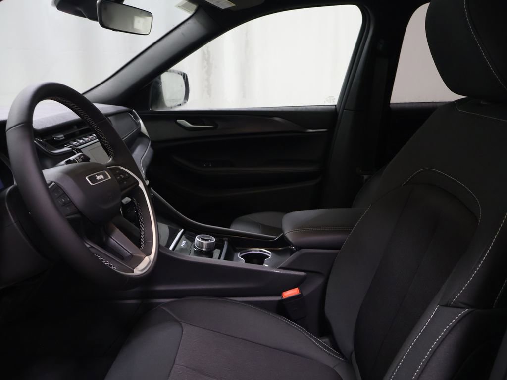 New 2026 Jeep Grand Cherokee Laredo image 9