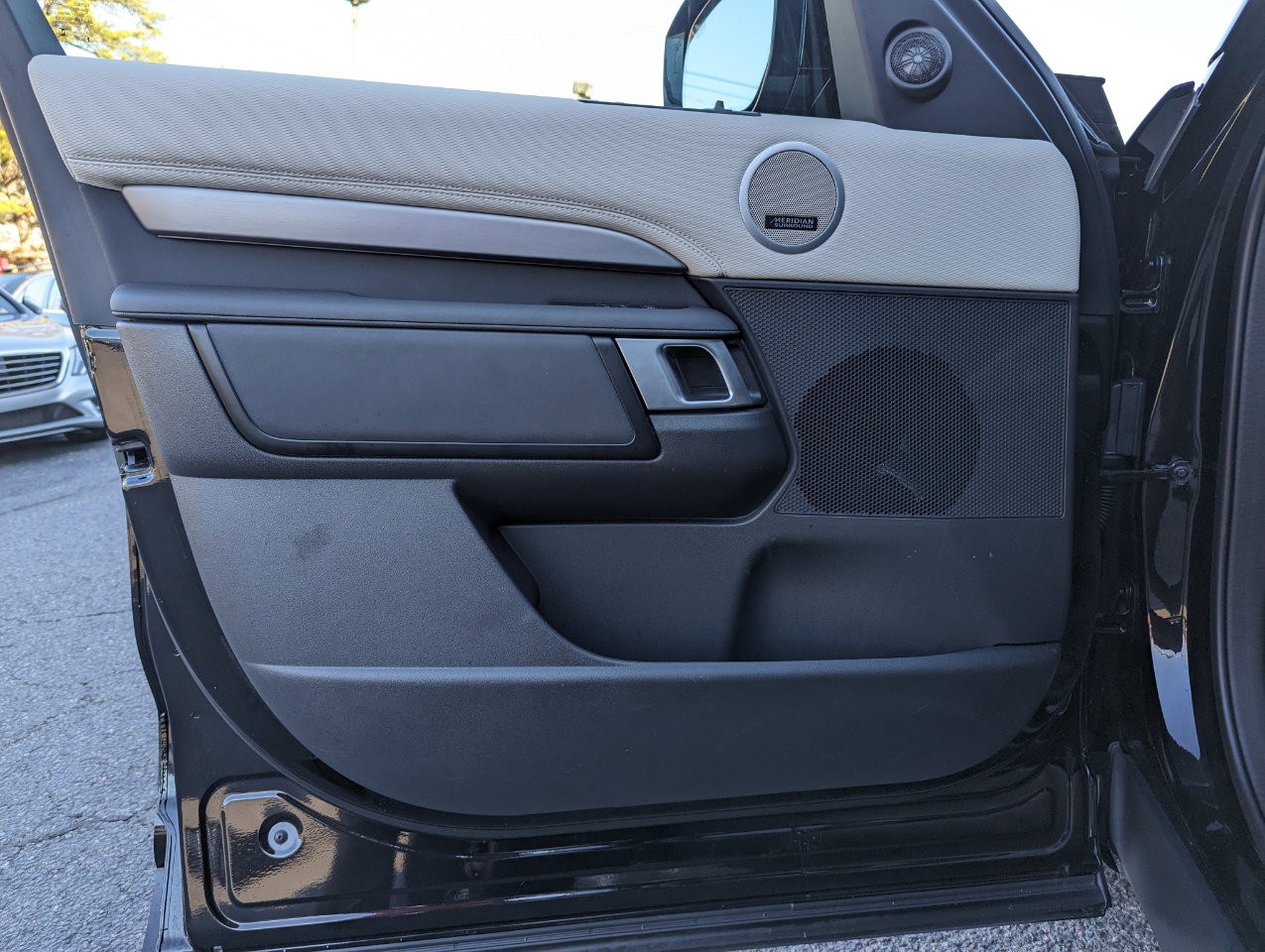 Used 2024 Land Rover Discovery Dynamic SE image 8