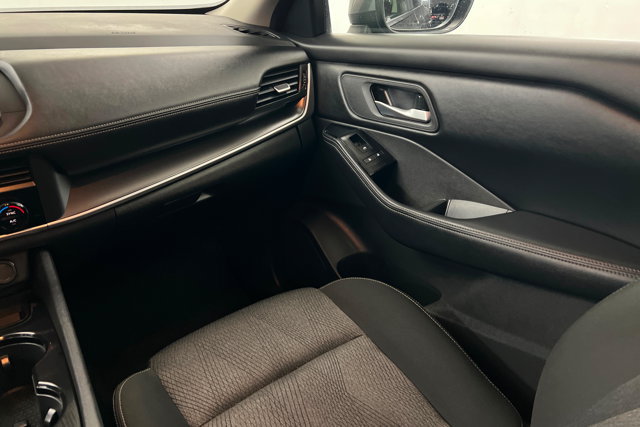 Used 2025 Nissan Rogue SV FWD image 10