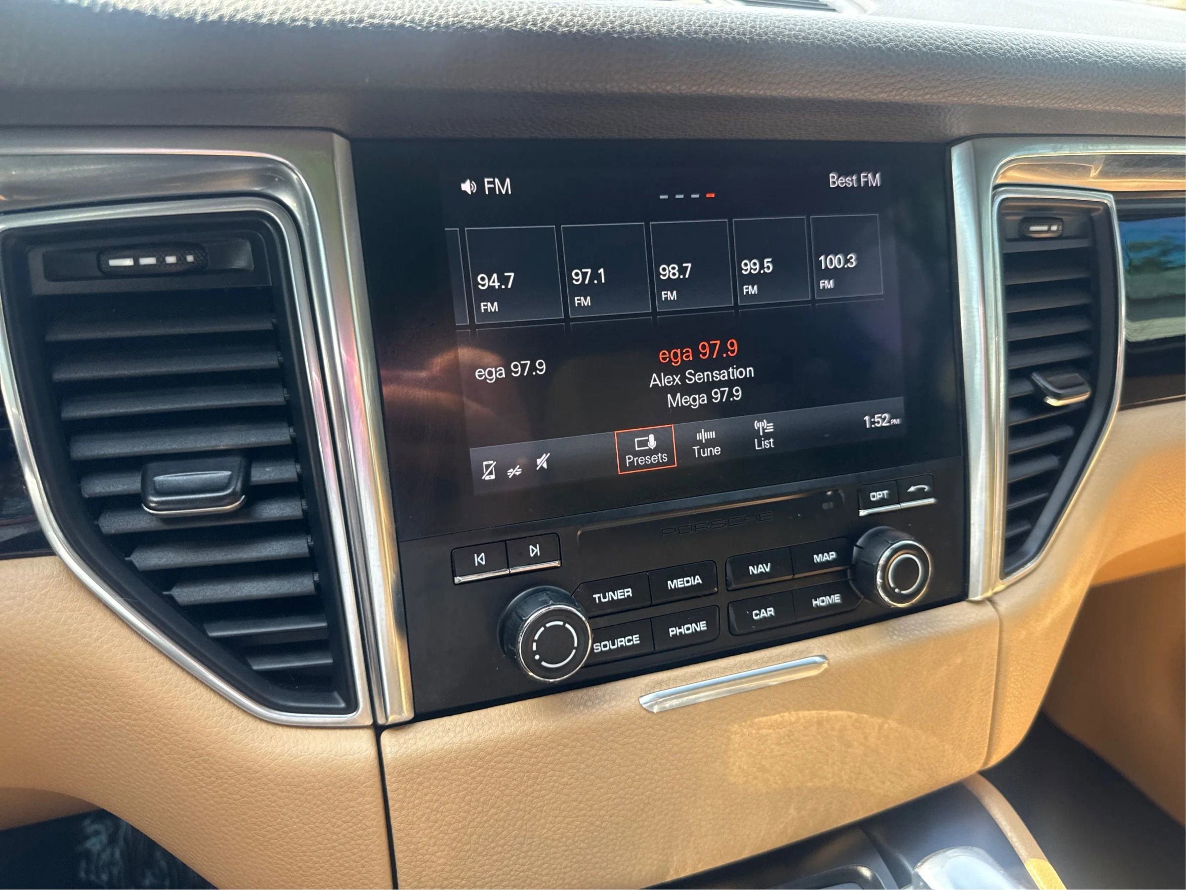 Used 2018 Porsche Macan Sport Edition AWD/4WD image 13