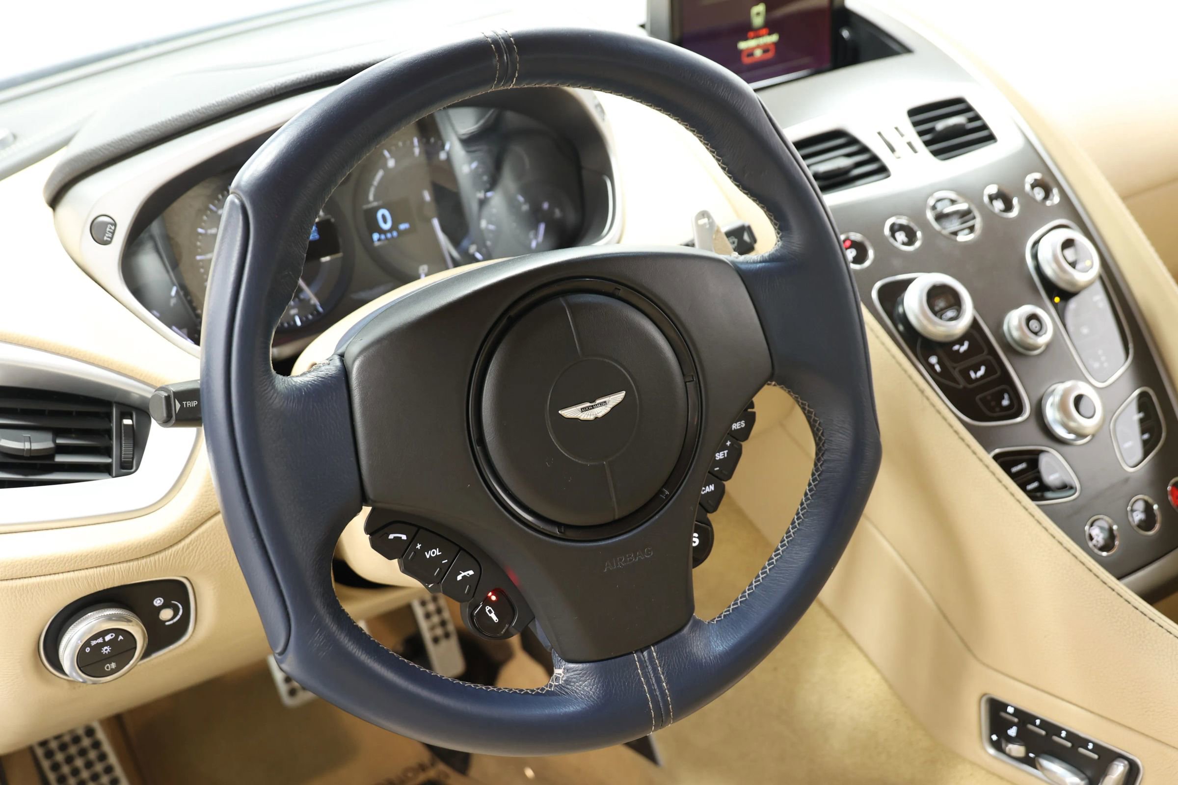 Used 2016 Aston Martin Vanquish Volante image 22