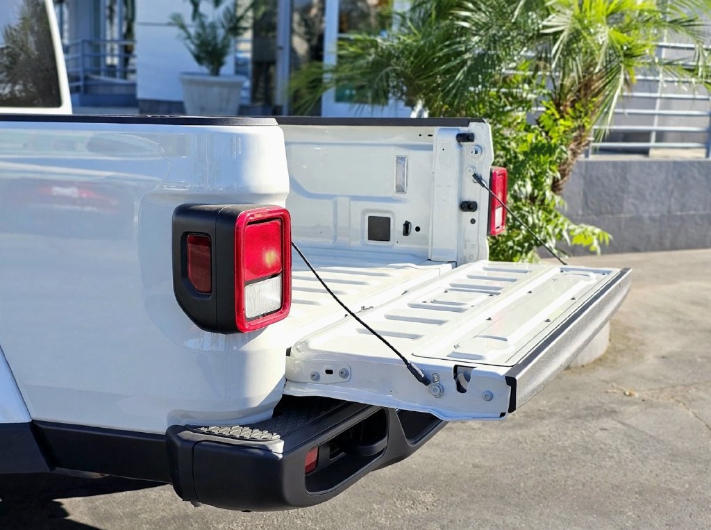 New 2026 Jeep Gladiator Sport AWD/4WD image 8