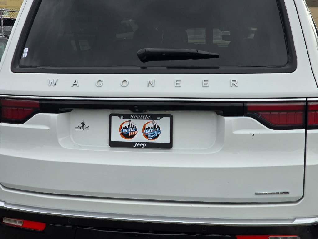 Used 2024 Jeep Wagoneer L Series II w/ Flexible Seating Group AWD/4WD image 14