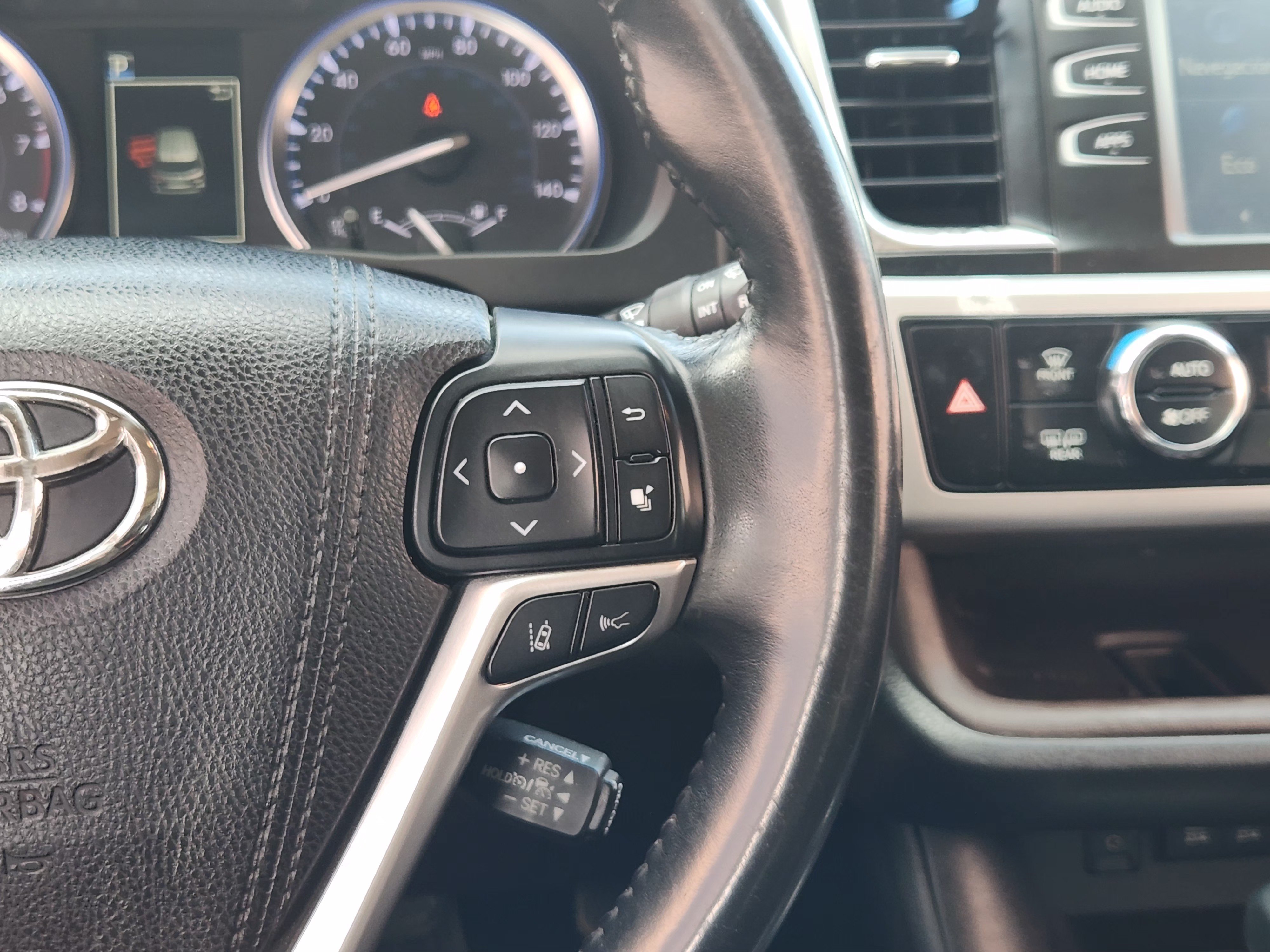 Used 2017 Toyota Highlander XLE FWD image 30