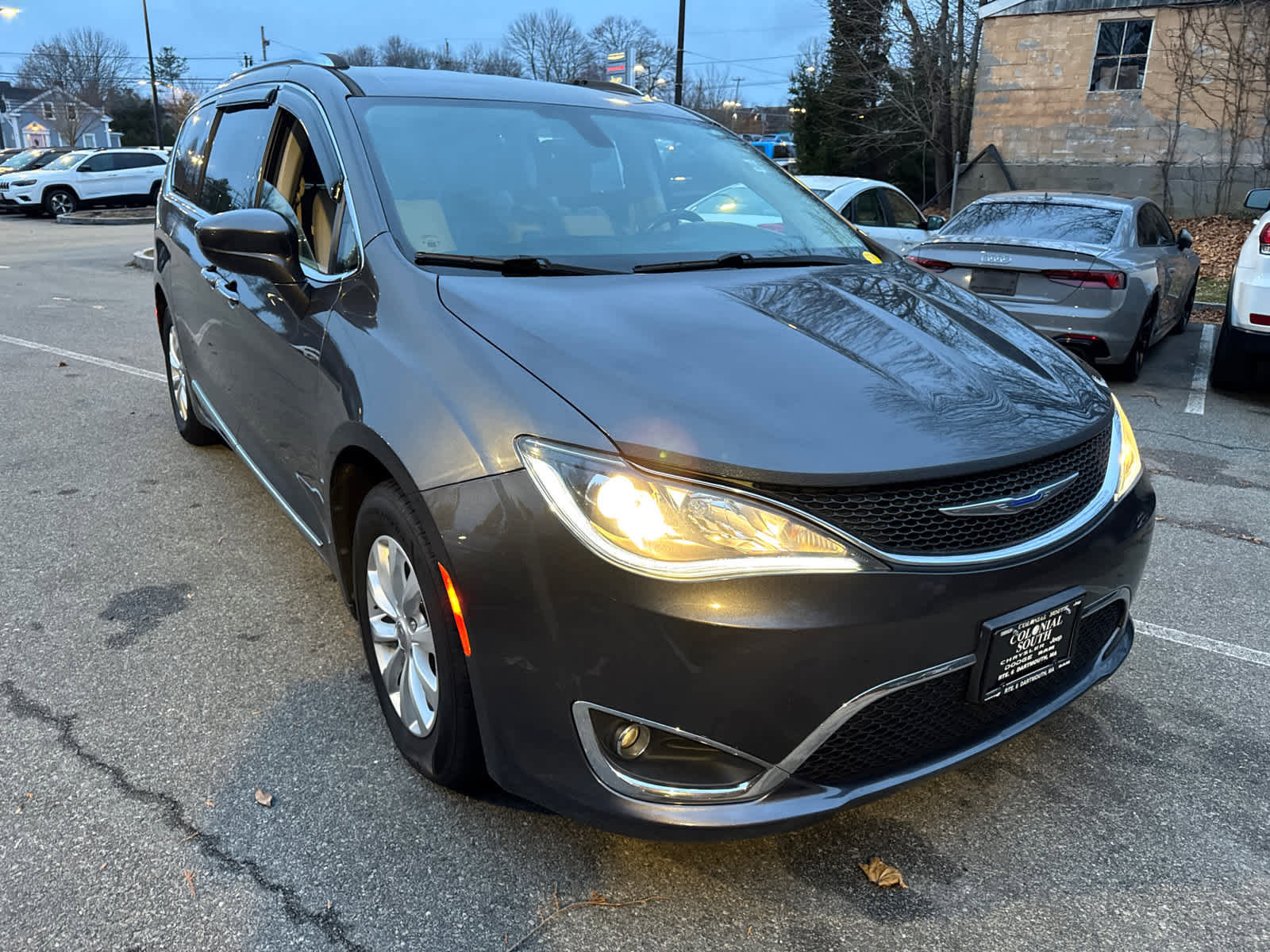 Used 2019 Chrysler Pacifica Touring-L image 8