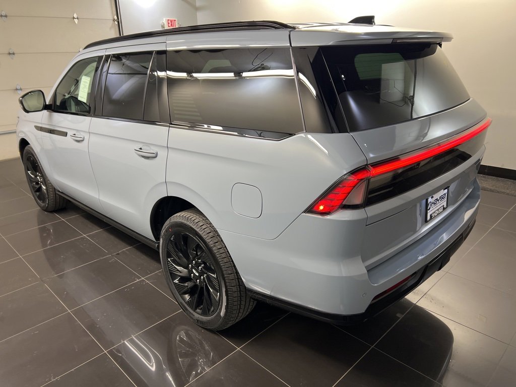 New 2026 Lincoln Navigator Reserve image 4