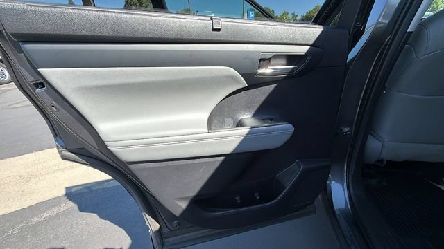 Used 2022 Toyota Highlander XLE AWD/4WD image 14