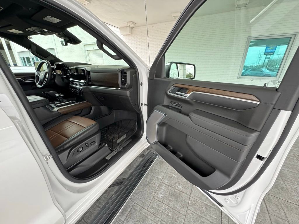 Used 2025 Chevrolet Silverado 1500 High Country AWD/4WD image 15