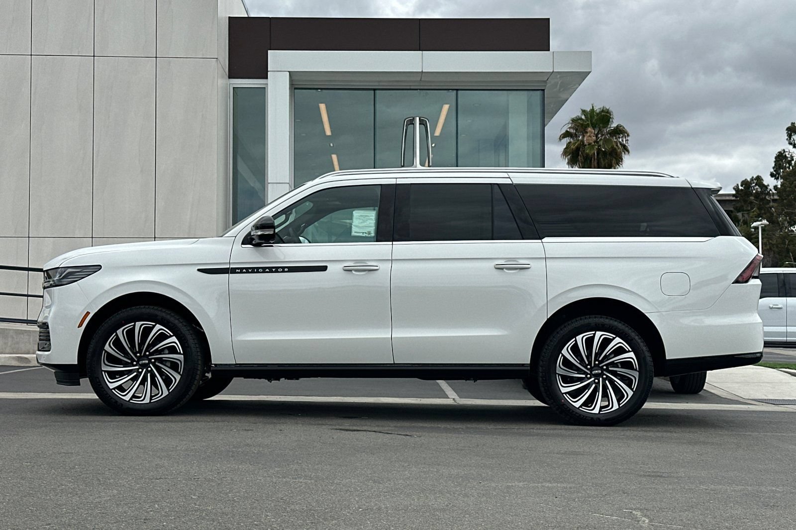 New 2026 Lincoln Navigator L Black Label AWD/4WD image 6