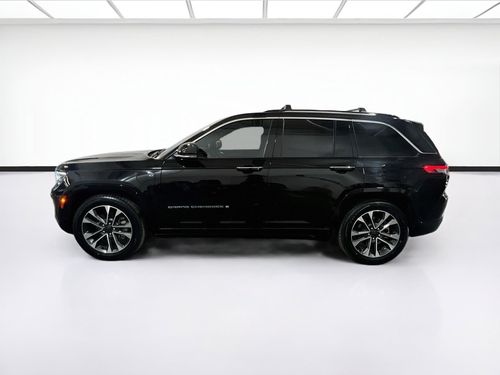 Used 2022 Jeep Grand Cherokee Overland w/ Luxury Tech Group IV AWD/4WD image 25