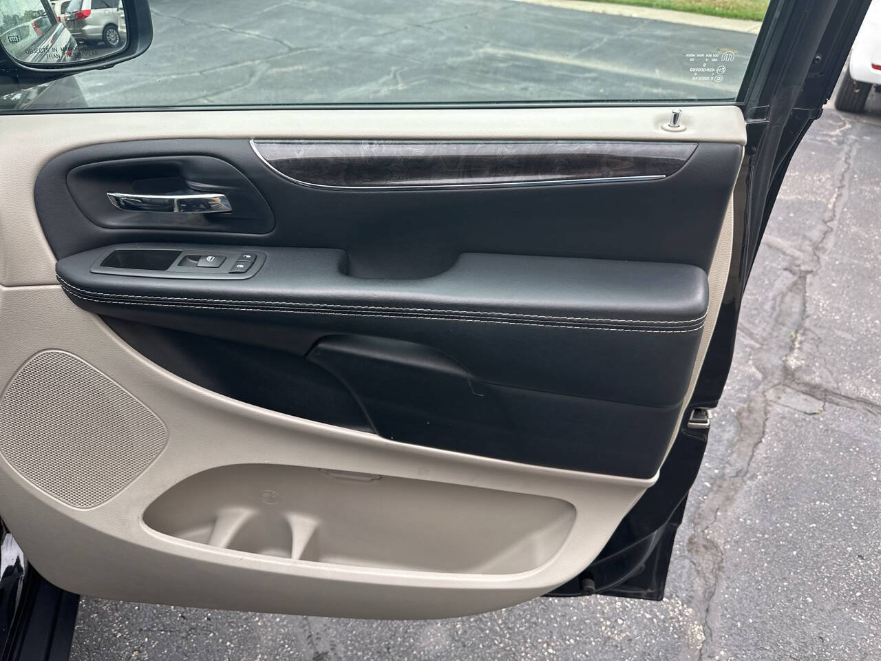 Used 2015 Chrysler Town & Country Touring FWD image 12