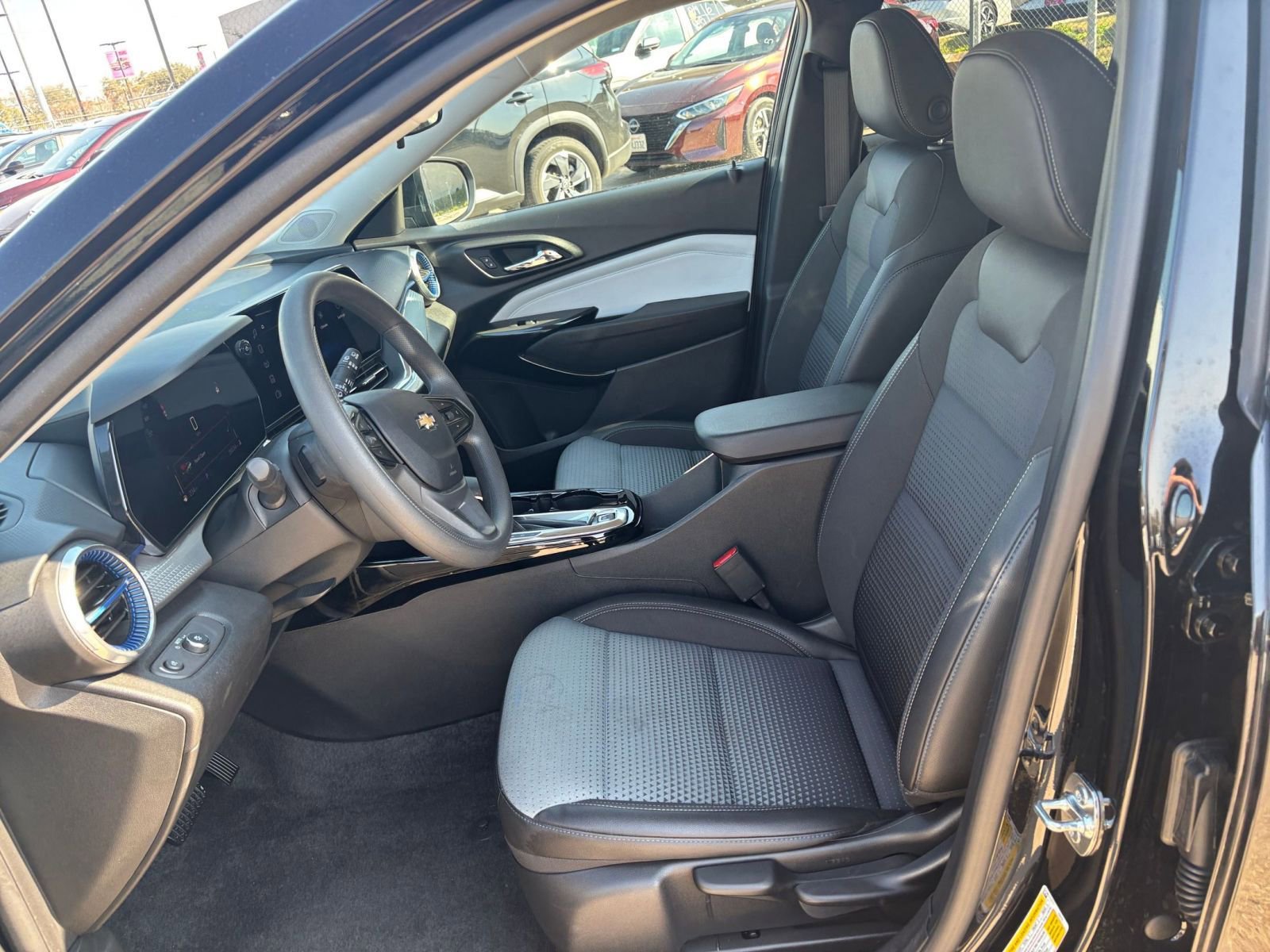 Used 2025 Chevrolet Trax LT FWD image 25