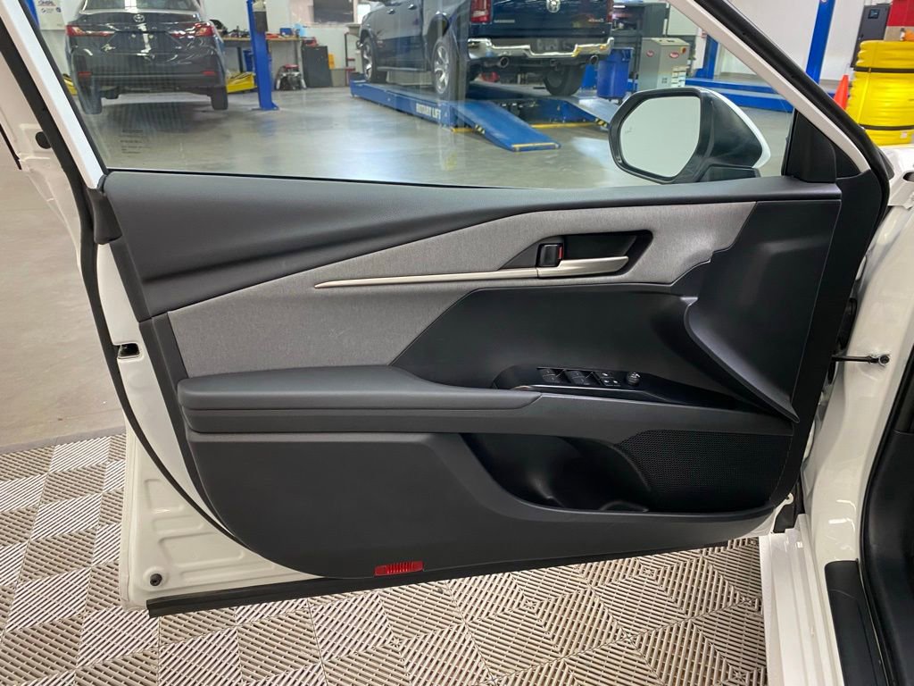 Used 2025 Toyota Camry LE w/ Convenience Package image 26