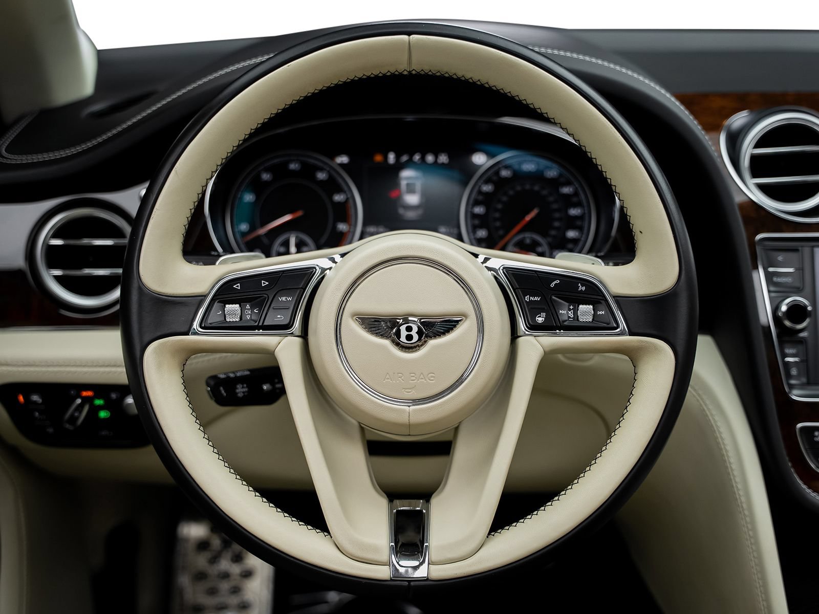 Used 2018 Bentley Bentayga AWD/4WD image 29