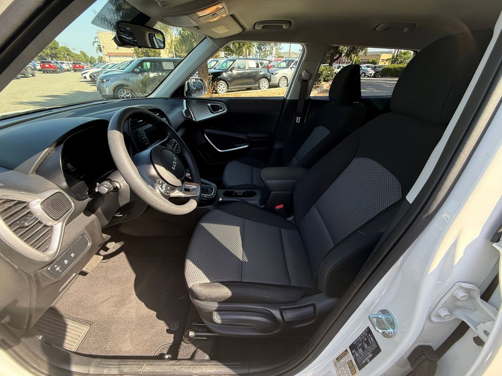 Used 2025 Kia Soul LX w/ LX Technology Package FWD image 23
