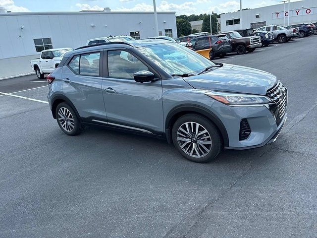 Used 2023 Nissan Kicks SR w/ SR Premium Package FWD image 3